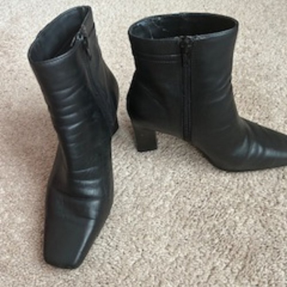 Women's Boots Ankle Black Zip Side Size 6M Heels 3 Inches (Brand: Apostrophe)